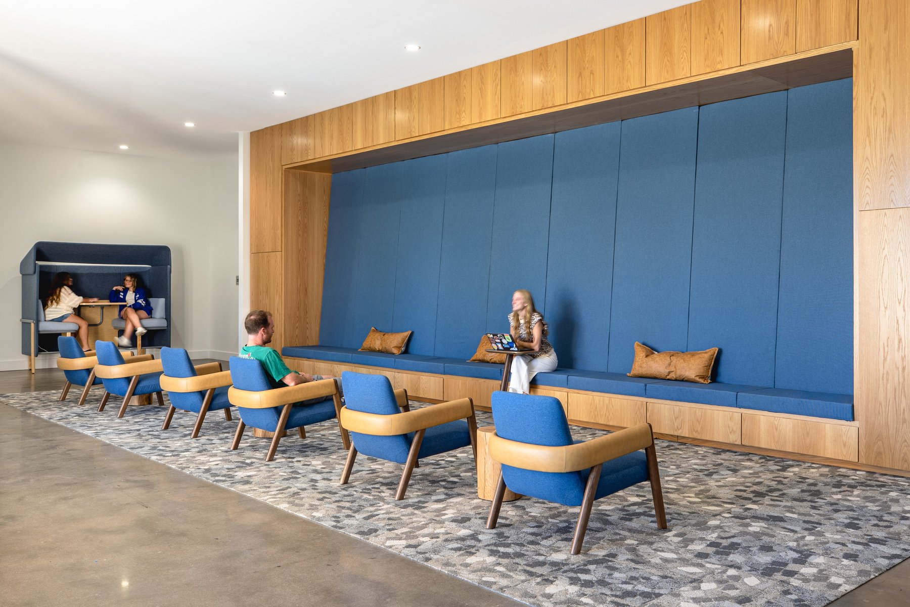 Kentucky University — blue-walled collaborative lounge with leather and upholstered chairs
